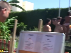 In den arsch, Braunhaarige, Masturbation, Piercing, Öffentlich, Spielzeuge