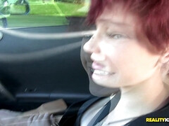 Sucer une bite, Brunette brune, Tir de sperme, Faciale, Masturbation, Petite femme, Piercing, Cheveux courts