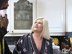 デカ尻, 黒人, 指いじり, なめる, 乳首, 穴開きパンティ, オマンコ, フェラする