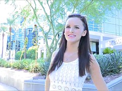 Tussi, Braunhaarige, Bekleidet, Masturbation, Im freien, Höschen, Rasiert, Titten