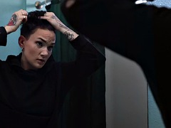 素人, 美女, レズビアン, なめる, シャワー, ペニスバンド, タトゥー