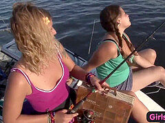 Amateur, Grosse, Poilue, Embrassement, Lesbienne, Masturbation, Public, Chatte