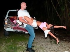 デカパイ, フェラチオ, 車, 毛深い, 手コキする, 異人種間, アウトドア, ティーン
