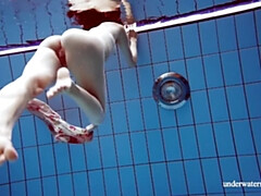 Bikini, Frau, Zierlich, Öffentlich, Rotschopf, Solo, Titten, Unter wasser
