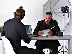 Tussi, Pummelig, Spermaladung, Handjob, Ablutschen, Tätowierung, Flotter dreier, Titten