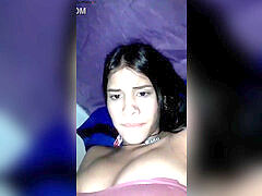 Latina de 20 aninhos filmando os peitos com buceta melada