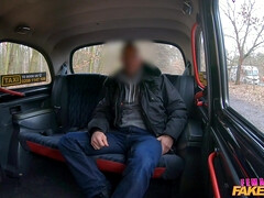 Tussi, Grosse titten, Blasen, Britisch, Auto, Piercing, Tätowierung, Nass