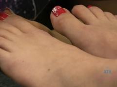 Leie, Braunhaarige, Füsse, Fussjob, Handjob, Pov, Muschi, Abendanzug