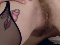 Cul, Poilue, Lingerie, Masturbation, Rousse roux, Jarretelles, Tatouage
