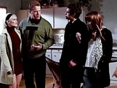 Gros cul, Gros seins, Sucer une bite, En levrette, 2 femmes 1 homme, Maigrichonne, Adolescente, Plan cul à trois