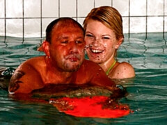 Blondine, Blasen, Handjob, Nackt, Pool, Rasiert, Jungendliche (18+), Titten