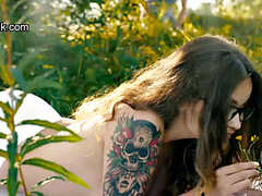 old4k. girl is a full-blown whore who is nailed by old man in park