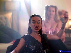 Gros seins, Brunette brune, Talons, Lesbienne, Nue  à poil, Tatouage, Adolescente, Mouillée