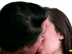 Schlafzimmer, Grosser schwanz, Blasen, Braunhaarige, Italienisch, Lecken, Piercing, Muschi