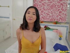 Asiático, Cuarto de baño, Consolador, Tetas naturales, Coño, Cabello corto, Tatuaje, Tetas