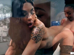 Grote mammen, Diep in de keel, Zwart, Secretaresse, Shemale, Tatoeage