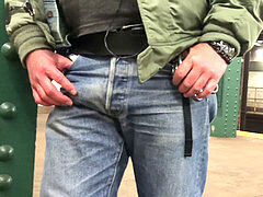 デカチン, 爸, 公共