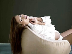 Enthousiasteling, Bruinharig, Vingeren, Masturbatie, Mager, Strippen, Tiener, Tieten likken