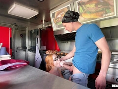 デカチン, フェラチオ, イギリス人, 衣服着たままセックス, 眼鏡, なめる, 公共, 赤毛