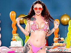 Brunette brune, Mignonne, Lingerie, Masturbation, Chatte, Maigrichonne, Nénés, Jouets