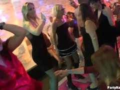 素人, デカチン, ブロンド, フェラチオ, 着衣女と全裸男, 手コキする, スインガー, オッパイの