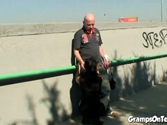 Mamada, Corridas, Fetiche, Abuelo, Al aire libre, Pequeña, Tabú, Adolescente