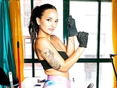 Gros cul, Gros seins, Sucer une bite, En levrette, Branlette thaïlandaise, Fille latino, Mère que j'aimerais baiser, Tatouage