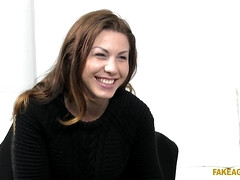 Brunette brune, En levrette, Branlette thaïlandaise, Bureau, Chatte, Fessée, Plan cul à trois, Mouillée