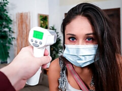 Cul, Sucer une bite, Brunette brune, En levrette, Rasée, Dénudage, Adolescente, Nénés