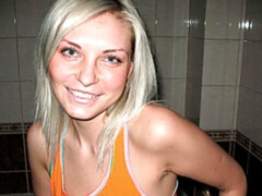 Amateur, Salle de bains, Gros seins, Blonde, Doigter, Masturbation, Rasée, Dénudage