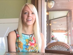 Tanzen, Kleid, Absätze, Masturbation, Orgasmus, Öffentlich, Solo, Unter dem rock