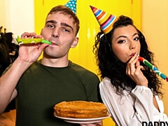 18 ans, Gros cul, Grosse bite, Sucer une bite, En levrette, Seins naturels, Adolescente, Nénés