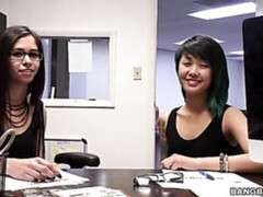 Sucer une bite, Éjaculer dans la bouche, 2 femmes 1 homme, Branlette thaïlandaise, Pov, Tatouage, Adolescente, Plan cul à trois