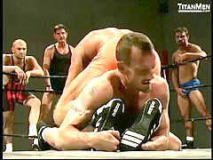 Papi, Schwul, Nackt, Ringkampf