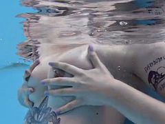 Europäisch, Masturbation, Im freien, Pool, Öffentlich, Tätowierung, Jungendliche (18+), Unter wasser