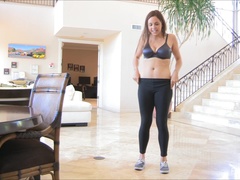 En gros plan de très près, Dansant, Extrême, Masturbation, Monstre, Orgasme, Public, Solo