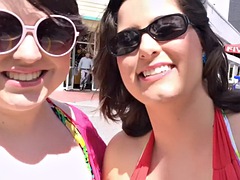 Mooie dikke vrouwen, Strand, Grote mammen, Bruinharig, Aangekleed, Masturbatie, Buiten