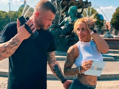 Blasen, Hundestellung, Handjob, Milf, Pov, Kurzes haar, Entkleiden, Tätowierung