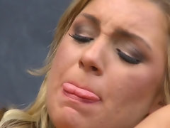 Enthousiasteling, Grote kont, Grote mammen, Blond, Pijpbeurt, Sperma in gezicht, Hardcore, Lerarin