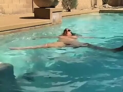 Leie, Wohlbeleibte schöne frauen, Grosse titten, Braunhaarige, Milf, Im freien, Pool, Nass