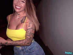 Enthousiasteling, Grote lul, Sperma in gezicht, Hardcore, Naakt, Kut duiken, Tatoeage, Nat