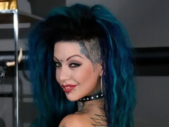 Anal, Gros cul, Sucer une bite, Brunette brune, En levrette, 2 femmes 1 homme, Tatouage, Adolescente