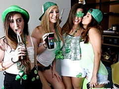 Gros cul, Grosse bite, En levrette, Seins naturels, Orgie, Fête, Adolescente, Nénés