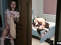 Chambre à dormir, Gros cul, Sucer une bite, Brunette brune, Seins naturels, Adolescente, Nénés, Voyeur