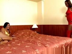 Gros cul, Brunette brune, Classique, Gorge profonde, Queue, Interracial, Lesbienne, Jouets