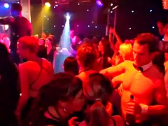 Amateur, Blonde, Sucer une bite, Homme nu et filles habillées, Hard, Interracial, Public, Réalité