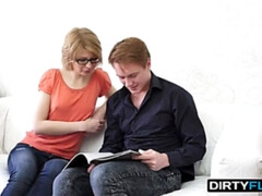 18 jaar, Blond, Brillen, Zoenen, Klein, Kut duiken, Tiener, Tieten likken