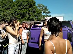 Любители, Эксгибиционист, На публике