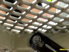 Blondine, Blasen, Aufs gesicht abspritzen, Absätze, Latina, Masturbation, Im freien, Piercing