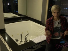 Любители, Ванна, Пальцем, Подружка, Трусики, Киски, Короткая стрижка, Сиськи